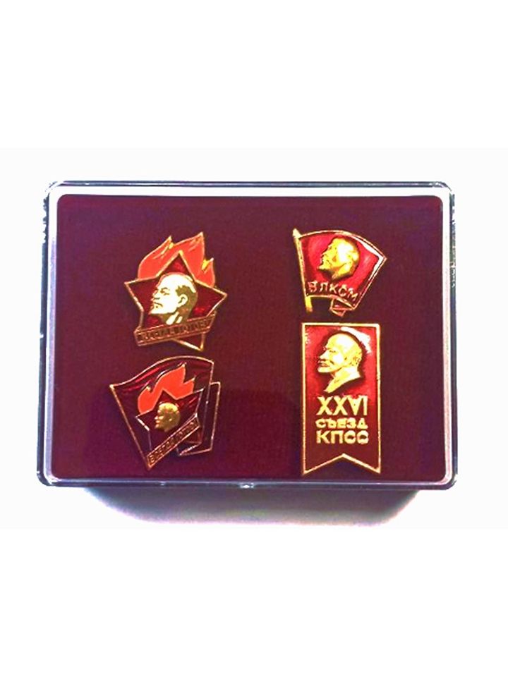 Комплект оригинальных значков в футляре. Сделано в СССР