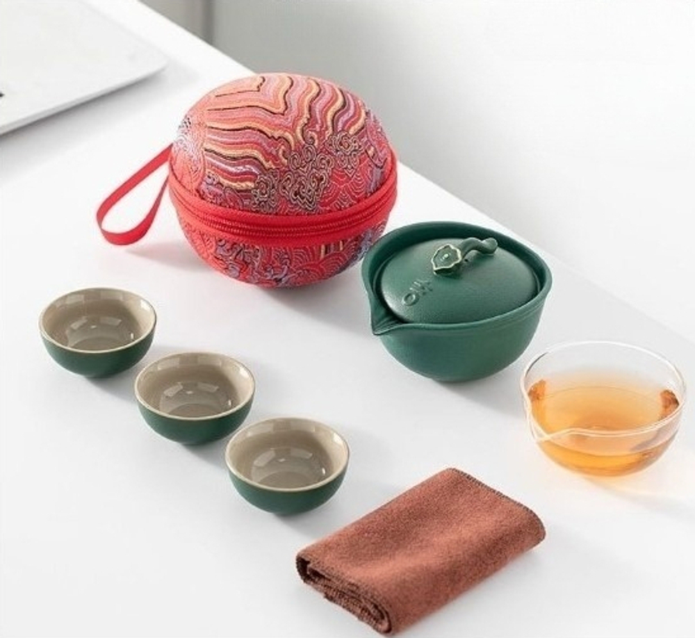 266152Y2 УЦЕНКА Сервиз ДОРОЖНЫЙ в красном кейсе:гайвань, сливник, 3 пиалы, полотенце, фарфор зелёный