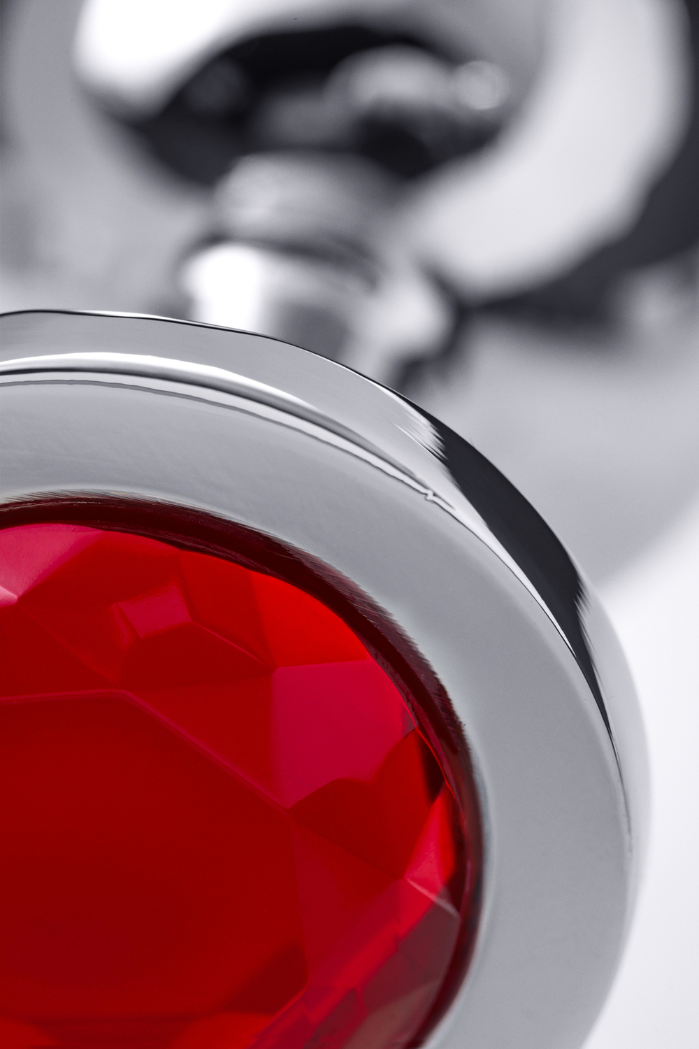 Анальная втулка с кристаллом Large красный 9 см