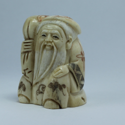 Нэцкэ Фукурокудзю с мешком волшебного риса на плече