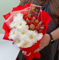 Букет из клубники в шоколаде и хризантемы