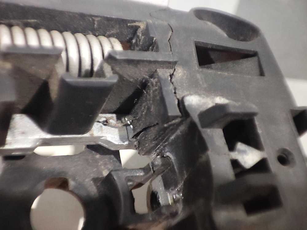 Кронштейн ручки двери левый Chevrolet Cruze 09-15 Б/У Оригинал 13576845