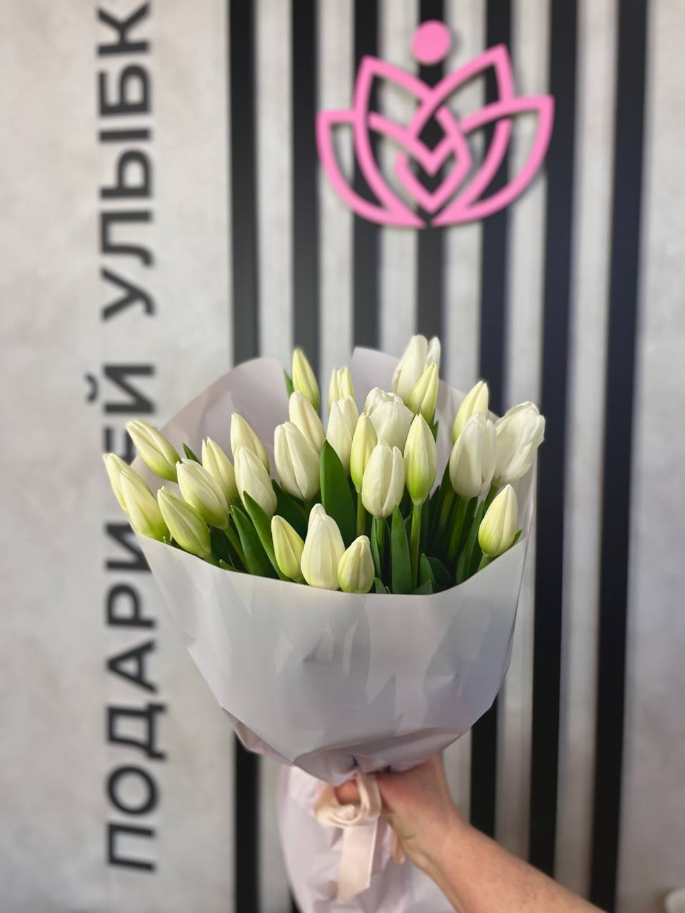 Букет 25 белых тюльпанов
