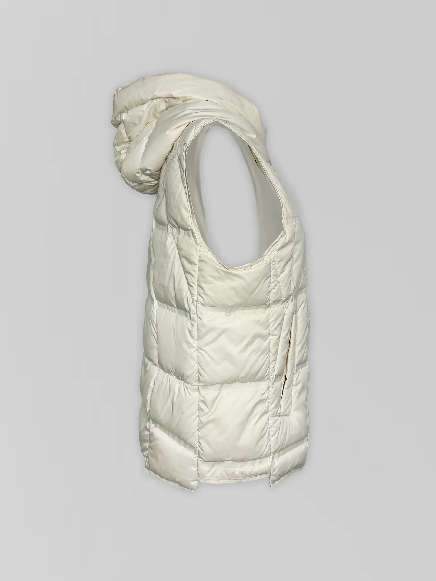 Жилетка 001 однотонная на молнии с капюшоном и карманами по бокам