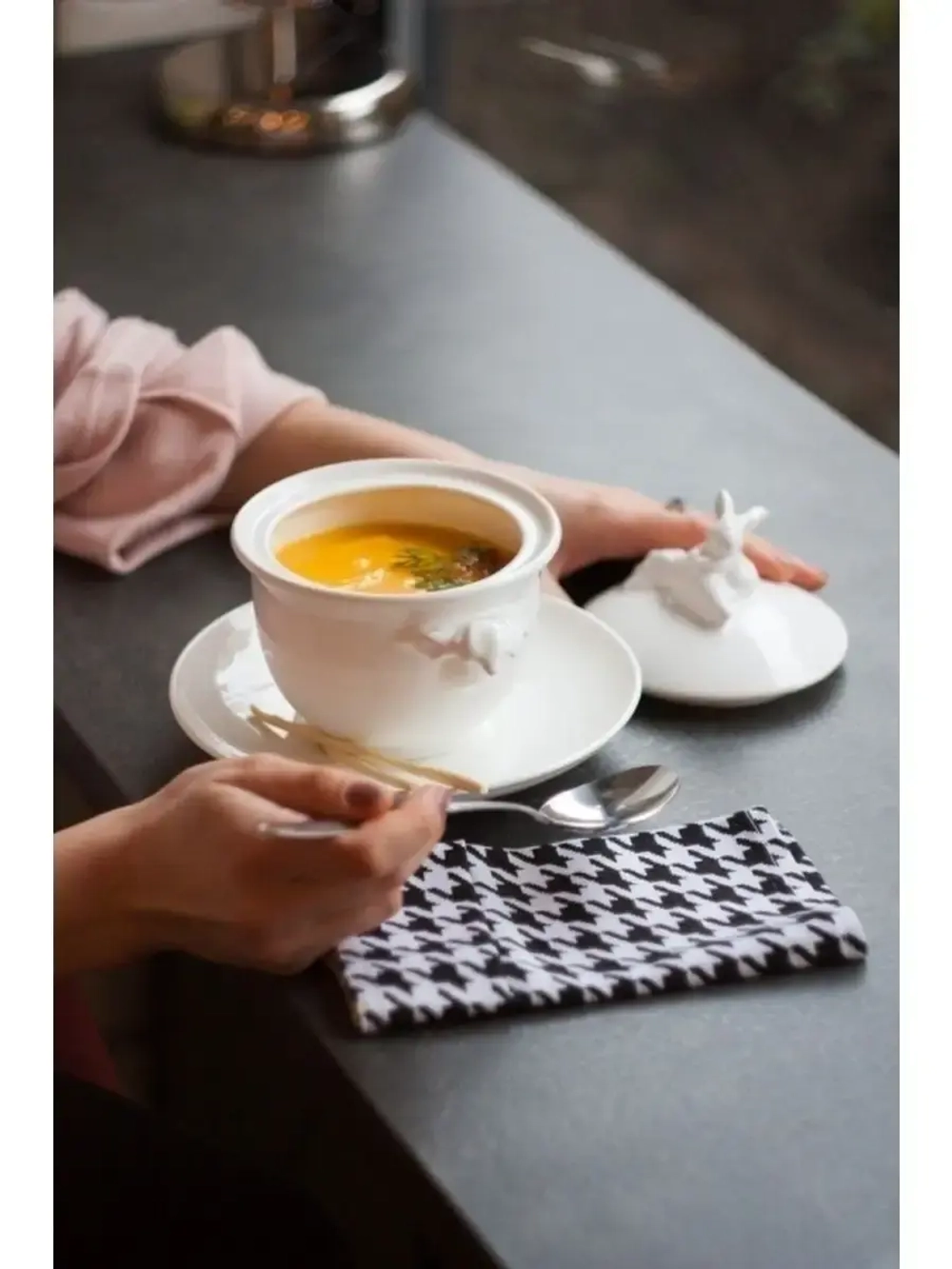 Бульонница с блюдцем и кроликом на крышке 425 мл