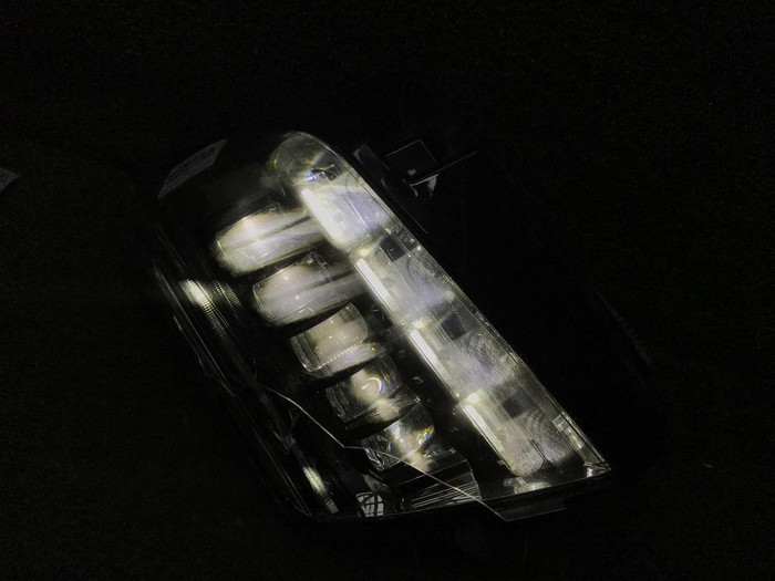 Битая Фара правая Cadillac Escalade 4 (14-20) LED