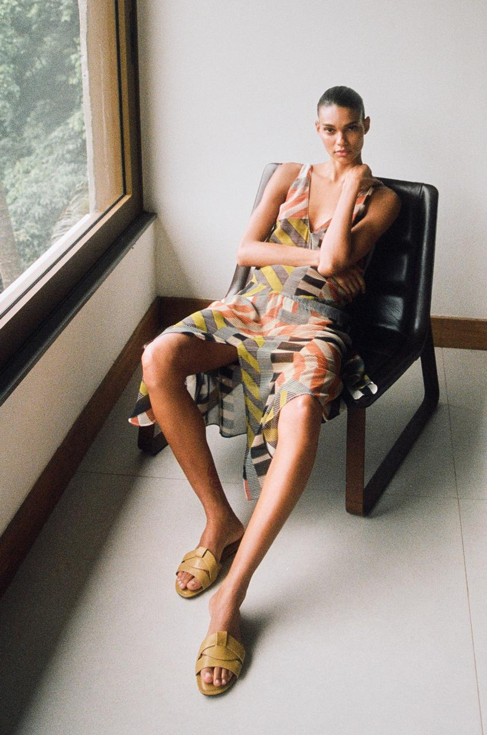 ZARA САНДАЛИИ ИЗ КОЖИ НА ПЛОСКОЙ ПОДОШВЕ, ГОРЧИЧНЫЙ