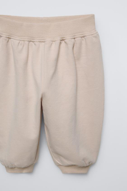 ZARA КОМПЛЕКТ ИЗ ТОЛСТОВКИ И БРЮК-ДЖОГГЕРОВ, СВЕТЛО-БЕЖЕВЫЙ