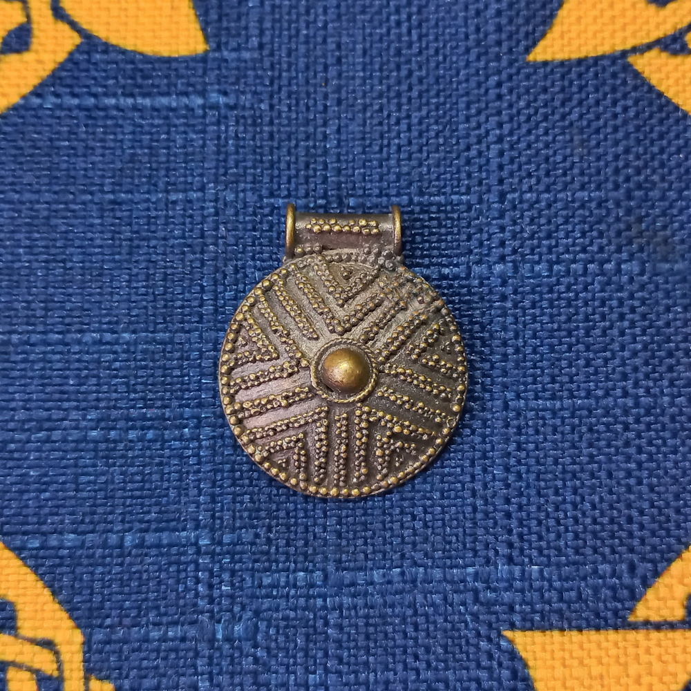 Подвеска. Клад из Гнёздово 10 в. (выпуклый щит)