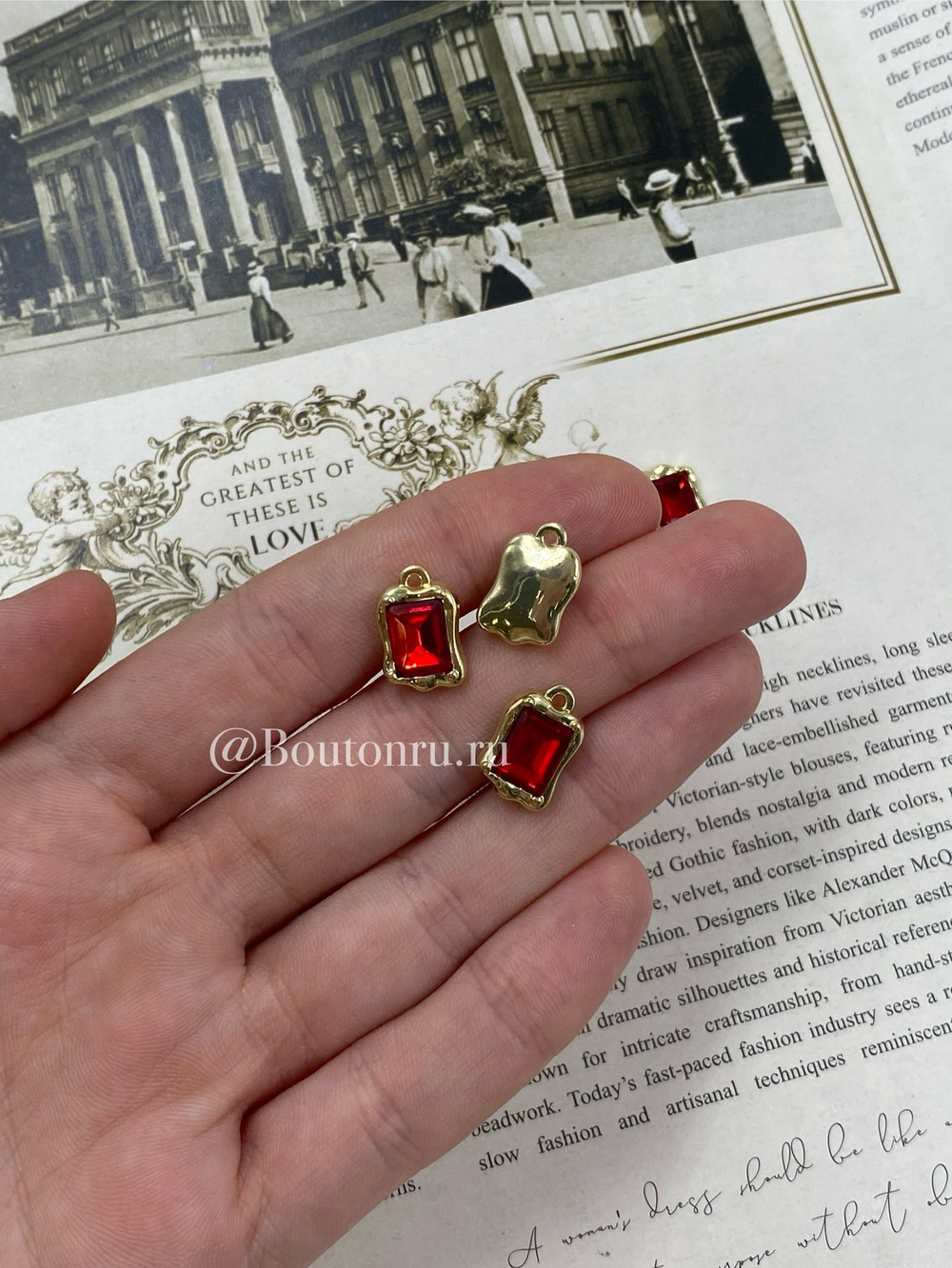 Подвеска красный квадратный страз в золотистом обрамлении