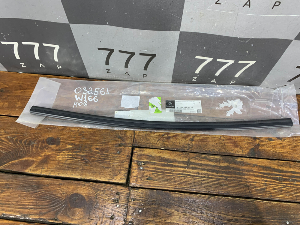 Уплотнитель радиатора нижний GL GLS (X166) Новый Оригинал A1666890198