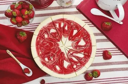 Чизкейк  New-York с КЛУБНИКОЙ, 1,2 кг, нарезан 12 порций