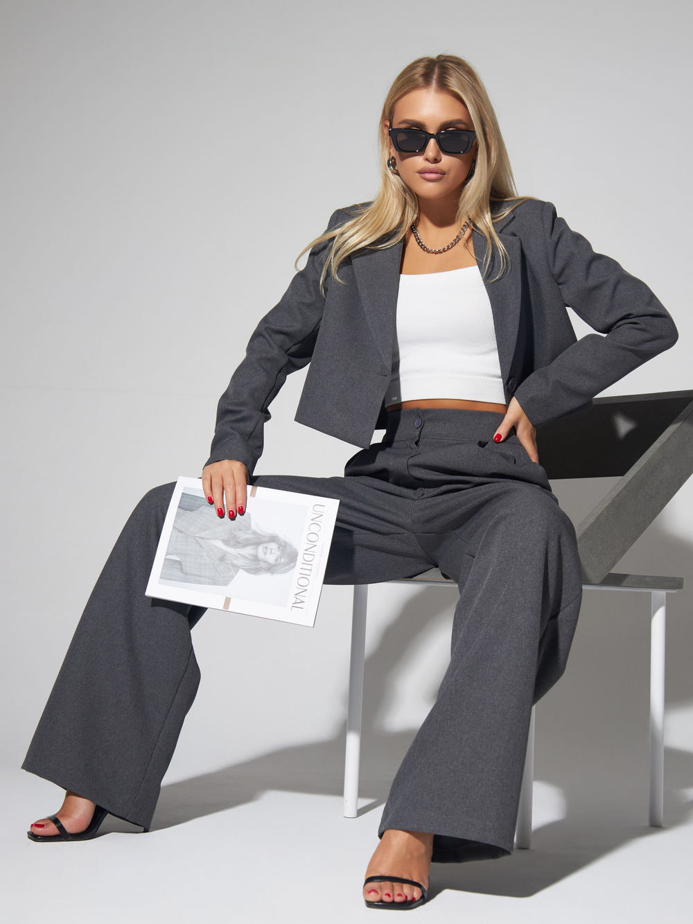 Костюм деловой брючный с укороченным пиджаком бежевого цвета