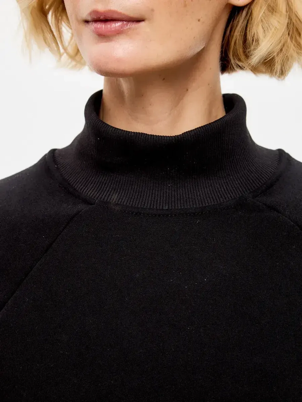 Свитер теплый с воротником свитшот черный