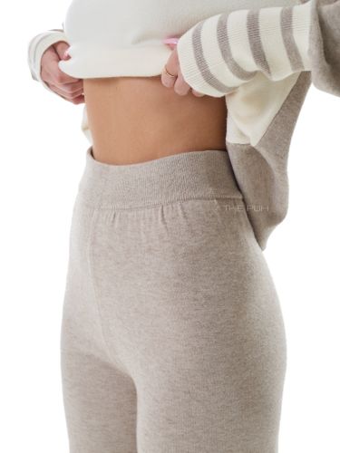 Бежевый трикотажный костюм с сердцем