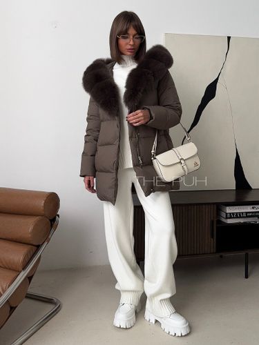 Удлиненный пуховик в цвете хаки с v-образным меховым воротником