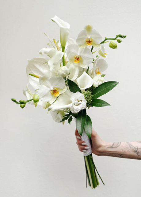 Букет невесты с орхидеей в белой гамме