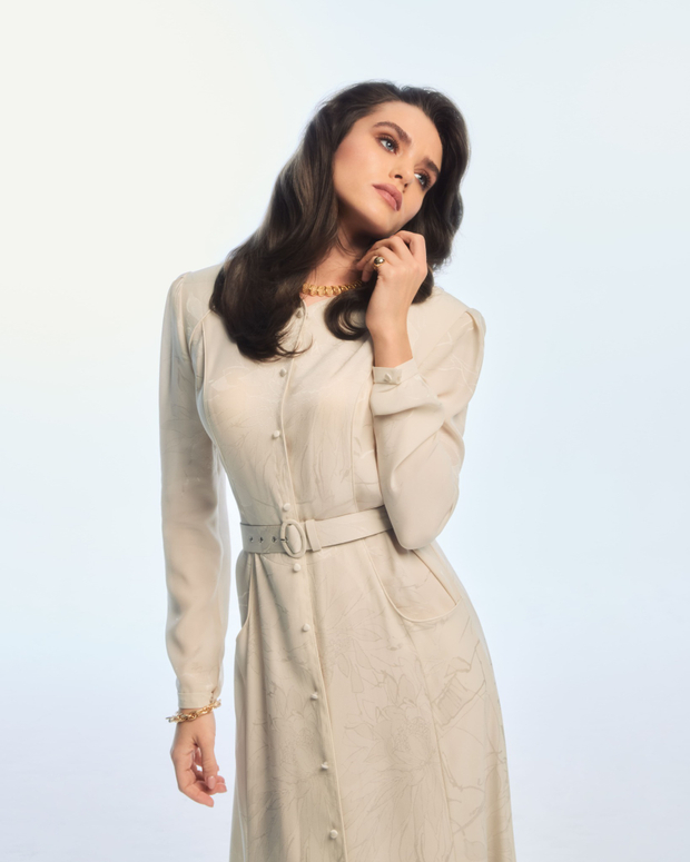 Платье из бежевого шелкового жаккарда с фактурным орнаментом