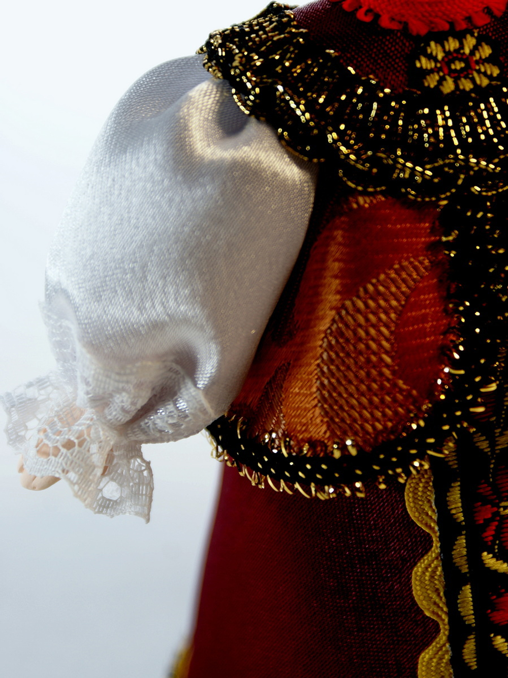 Кукла фарфоровая Варвара в праздничной одежде