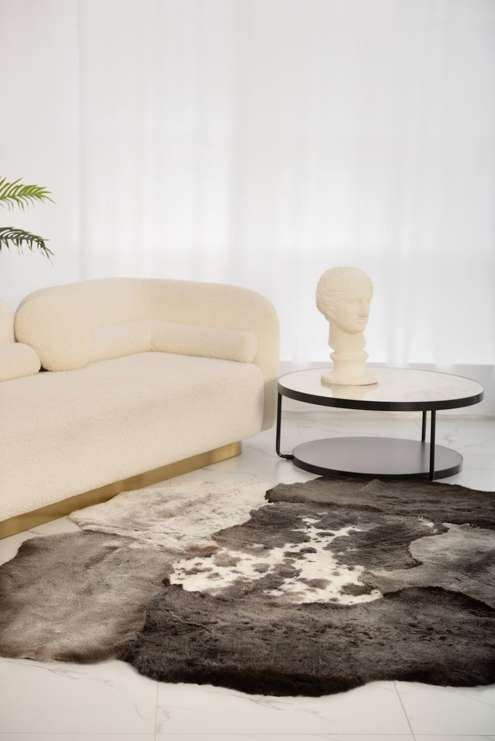 Ковер Мосси черно-белого цвета из шести шкур