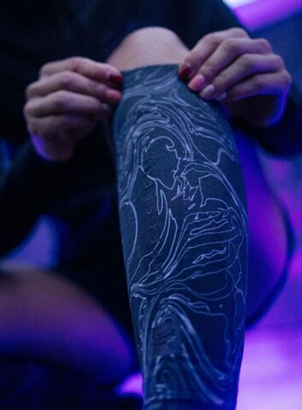 Рукав компрессионный Compressport R2 3.0 Calf Sleeves - black/aurora