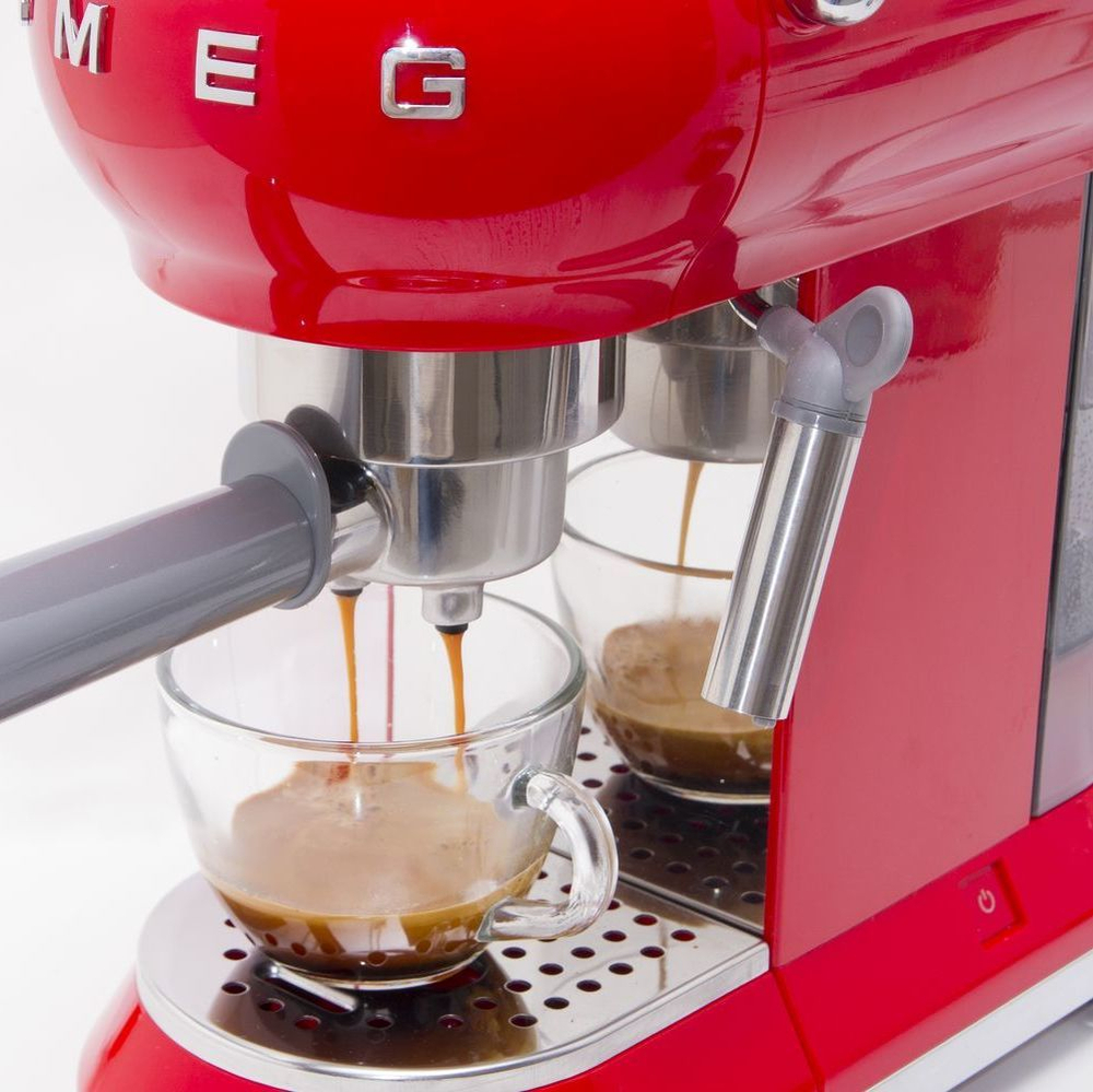 Кофемашина эспрессо Smeg Стиль 50-х годов красная Италия детали