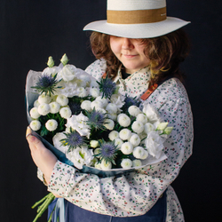 10. Стойкий необычный букет с эрингиумом