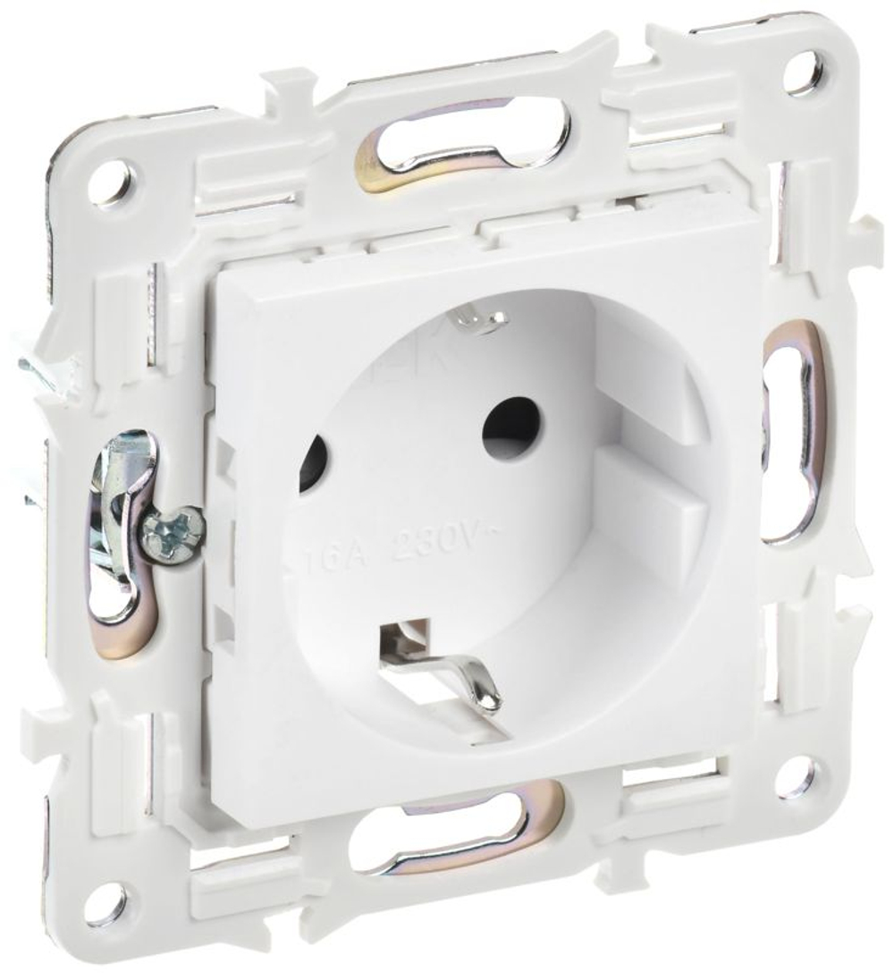 Розетка SKANDY 16А с заземл. защ. шторки безвинт. крепл. SK-R06W арктич. бел. IEK SK-R14-16-1-K01