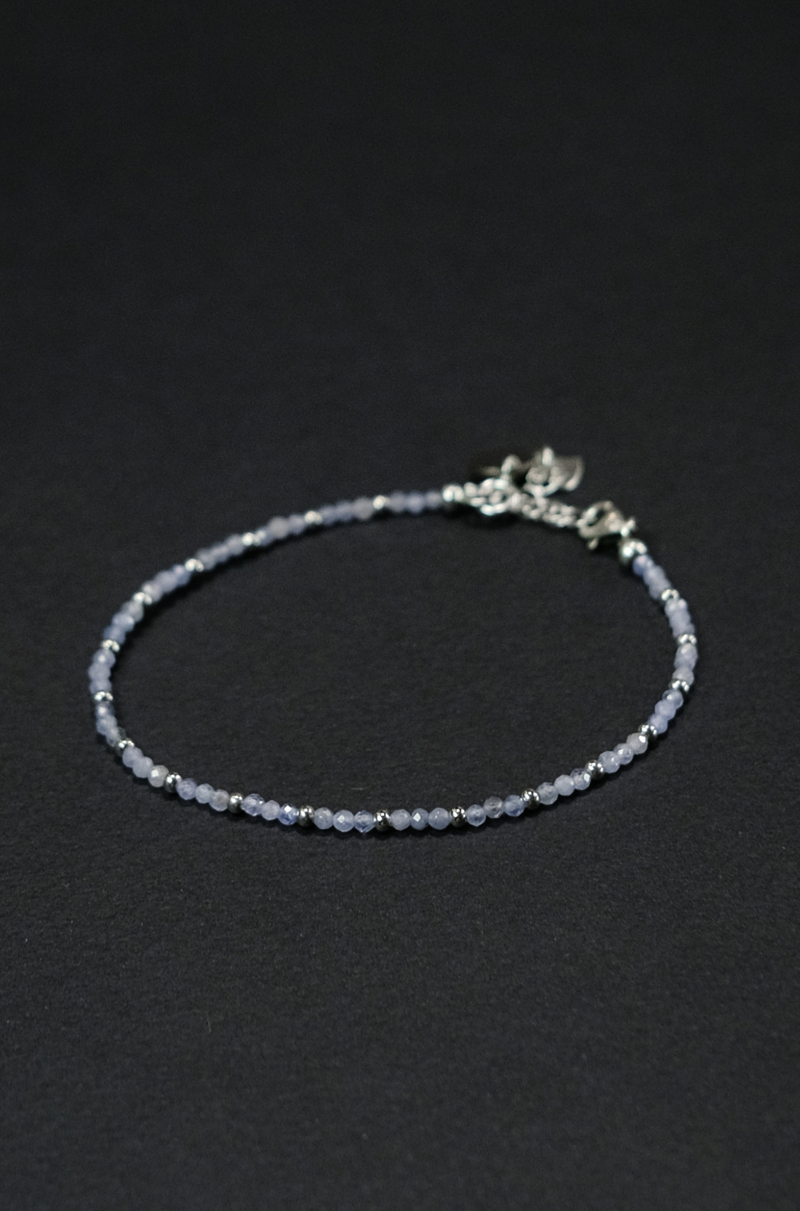 Браслет "Memo about Finance" из танзанита с серебряными бусинами на замочке