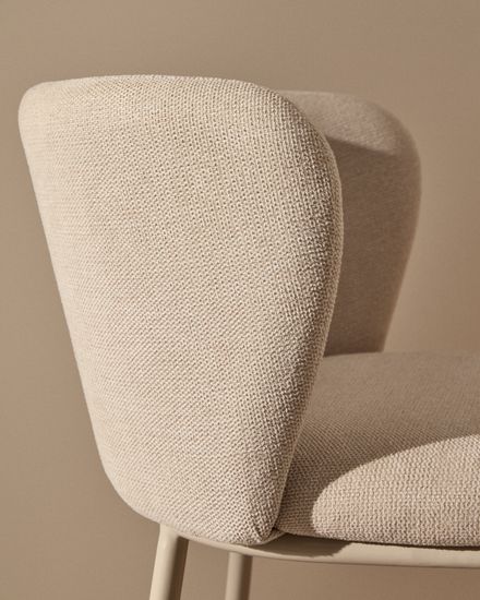 Полубарный стул Ciselia из бежевого шенилла и бежевой стали, 65 см