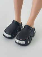 Кроксы однотонные на высокой платформе с металлическими вставками