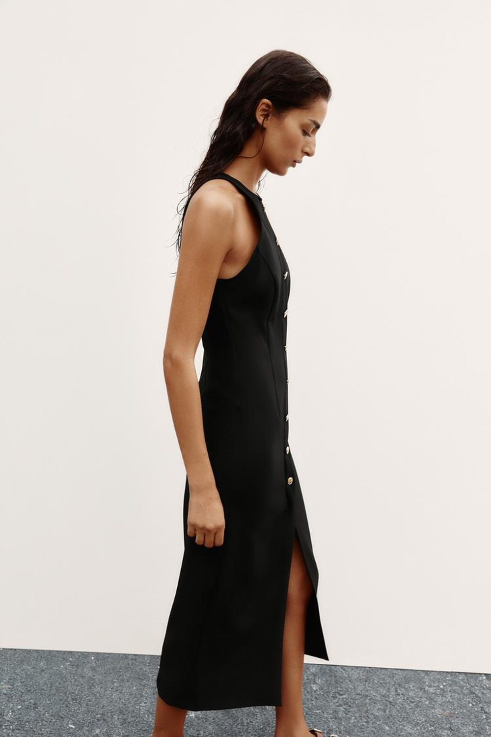 ZARA ПЛАТЬЕ-МИДИ ИЗ КРЕПА С ЗОЛОТИСТЫМИ ПУГОВИЦАМИ, ЧЕРНЫЙ