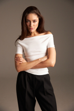 Футболка с открытыми плечами