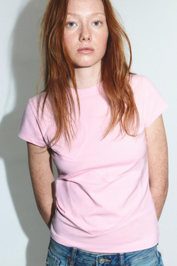 ZARA ФУТБОЛКА С РЕЛЬЕФНЫМИ СЕРДЕЧКАМИ, РОЗОВЫЙ