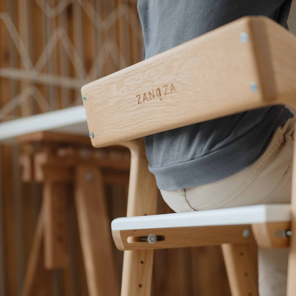 Растущий стул: натуральный дуб, белое сиденье