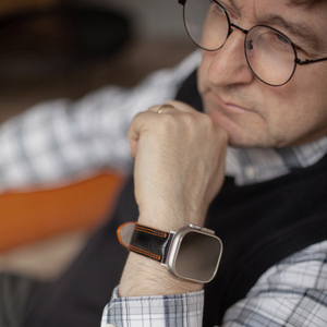 Ремешок для Apple Watch Ultra 49mm из кожи крокодила черного цвета с оранжевой строчкой