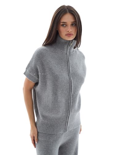 Серый трикотажный костюм с жилетом