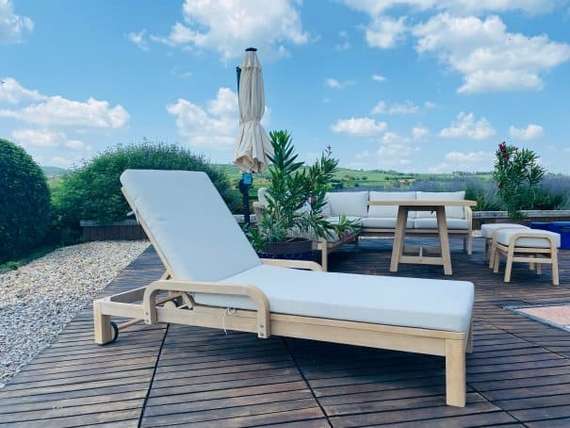 Шезлонг Rimini из массива акации с бежевым матрасом