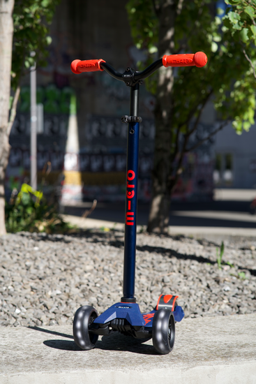 Самокат Maxi Micro Deluxe Pro LED синий/красный