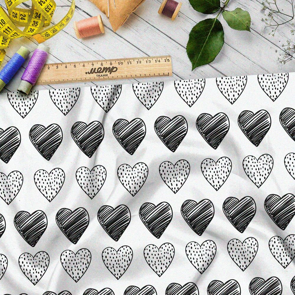 Ткань блэкаут чёрные сердечки на белом фоне