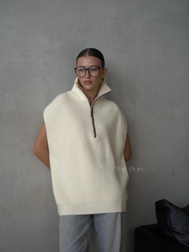 Молочный вязаный жилет на молнии