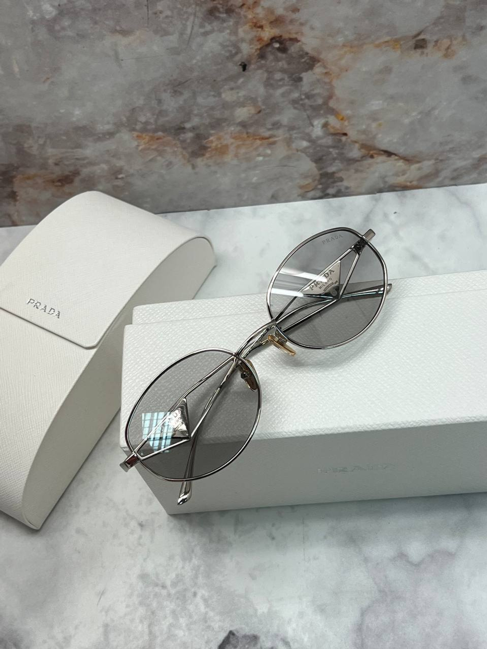 Солнцезащитные очки Prada