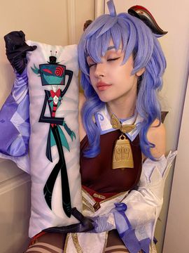 Мини дакимакура Вокс Отель Хазбин арт. M1242, 60х20 см