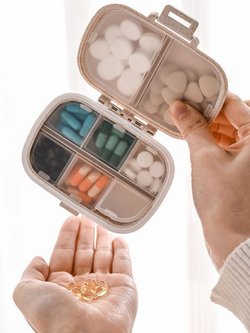 Таблетница карманная с собой на день 8 ячеек, Зеленый (М11-080)