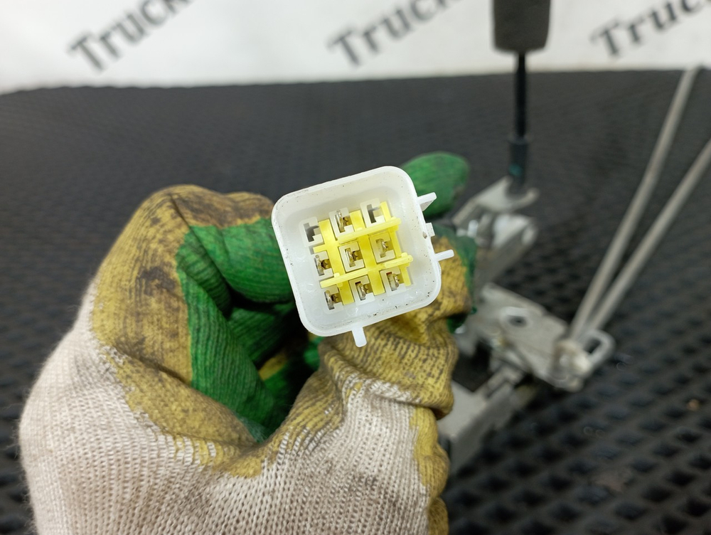 Замок двери левой 2023г