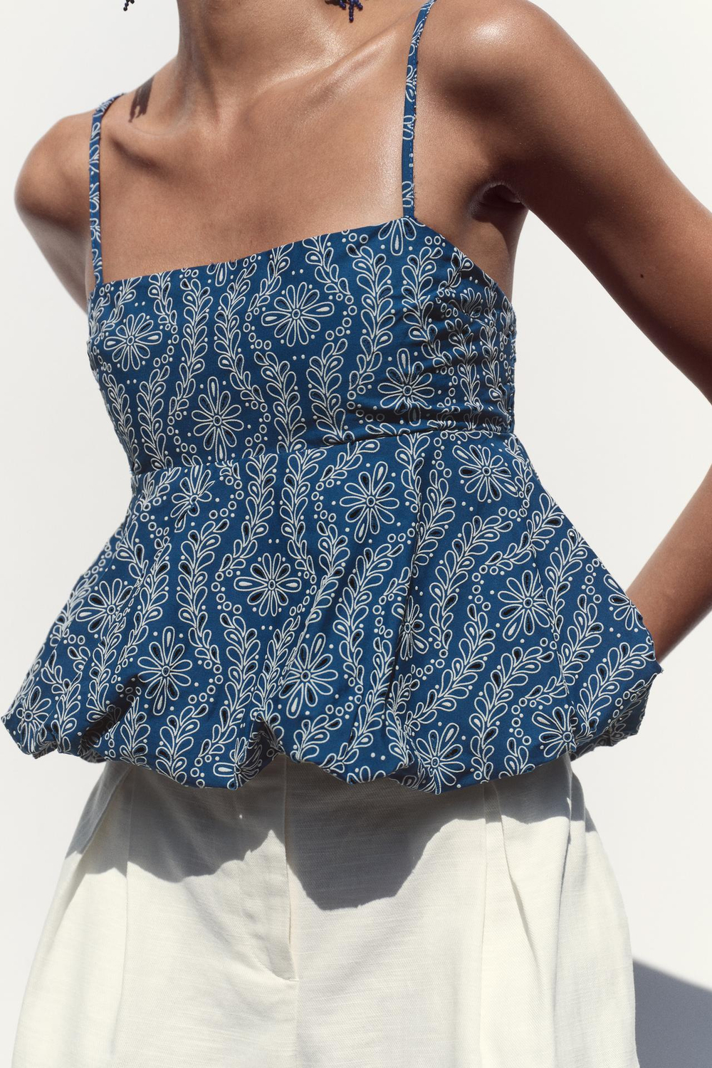 ZARA ТОП С ПРОРЕЗИНЕННОЙ АЖУРНОЙ ВЫШИВКОЙ, ТЕМНО-СИНИЙ/БЕЛЫЙ