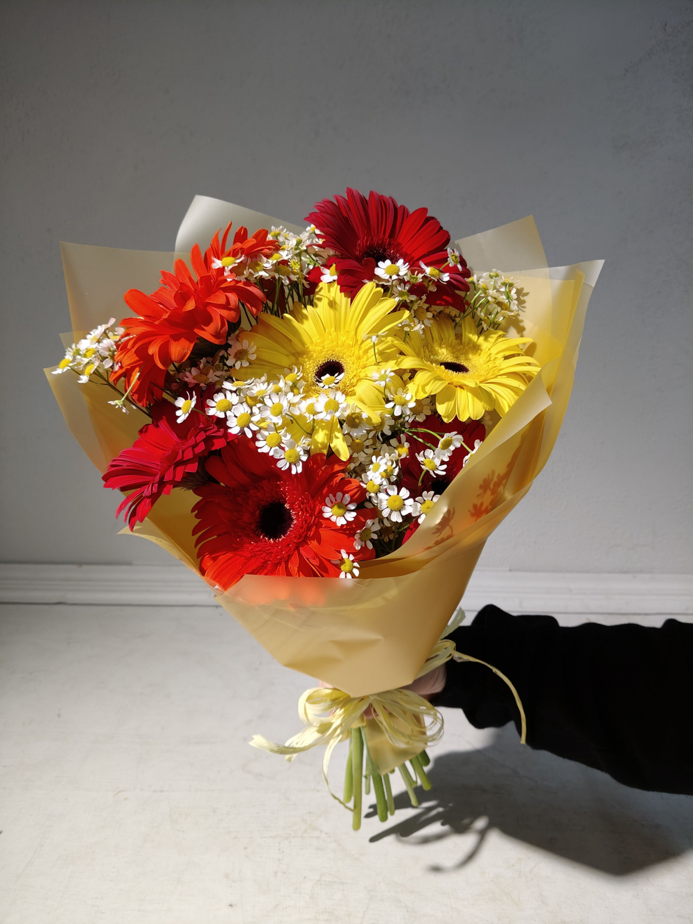 Летний солнечный букет с танацетумом и ароматными пионами Сара Бернард (С0034)