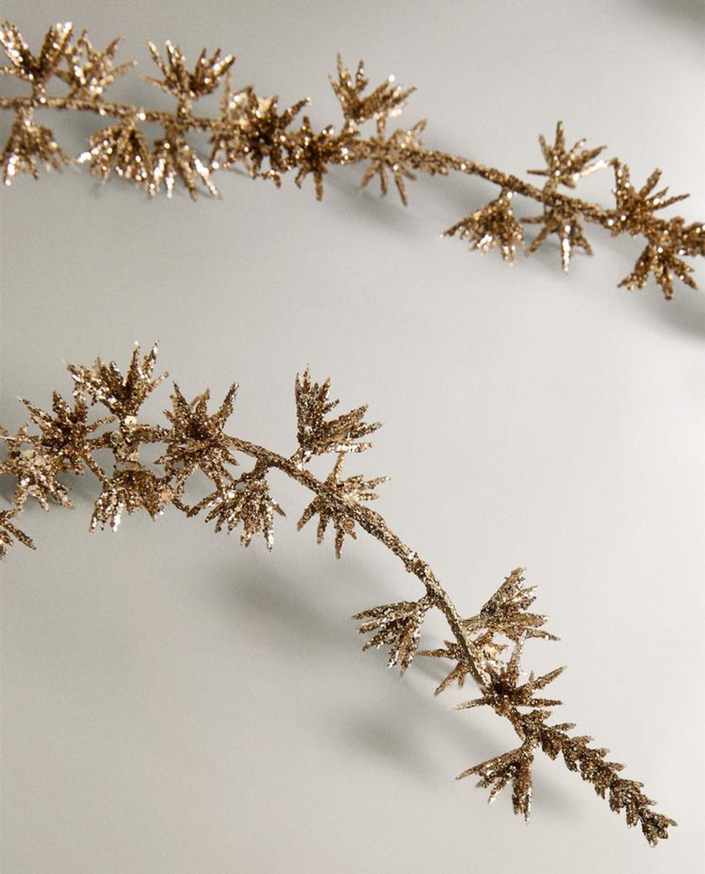 ZARA HOME НОВОГОДНЯЯ БЛЕСТЯЩАЯ ГИРЛЯНДА С ДЕТАЛЯМИ «ЛИСТЬЯ», ЗОЛОТИСТЫЙ