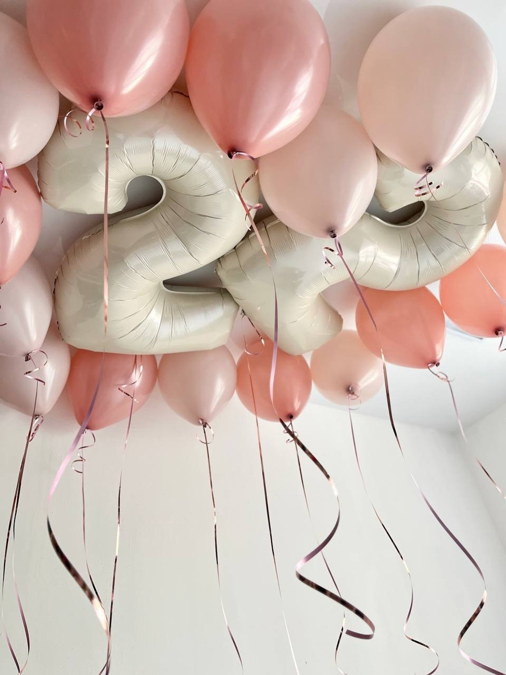 Воздушные шары пудровые на потолок + цифры №3209