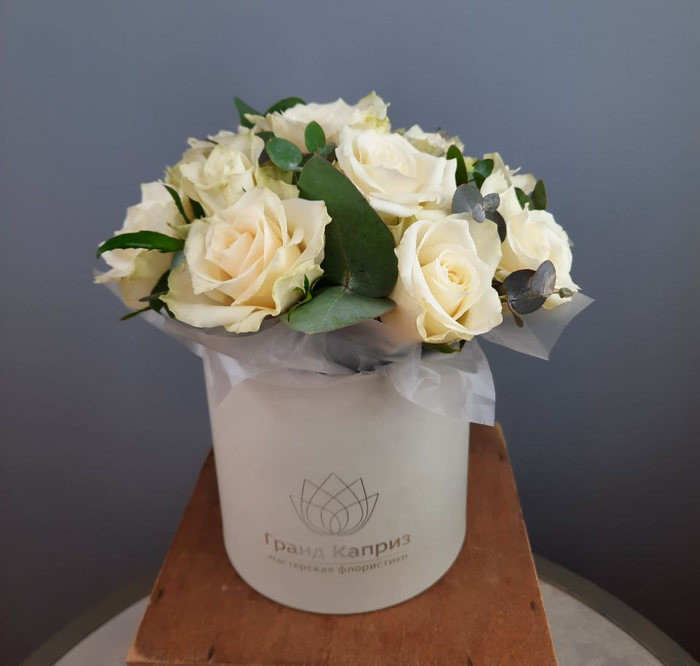 Композиция из 15 роз "Атена" с эвкалиптом